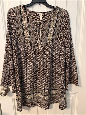 Peppermint brand Boho Floral Peasant Top in Black and Cream